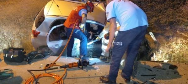 BAYRAM GÜNÜ OTOMOBİLLER ÇARPIŞTI 5 YARALI