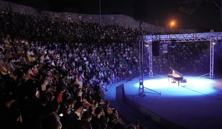 AYVALIK'TA FAZIL SAY EZGİLERİ YANKILANDI