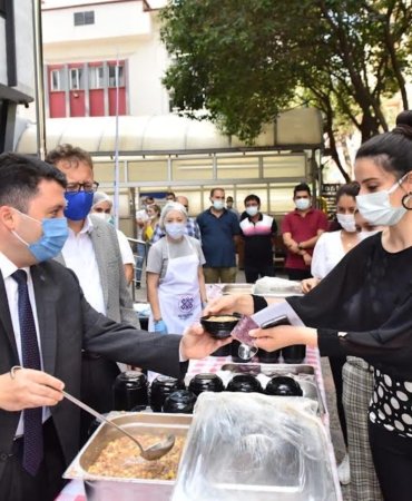 BAŞKAN AVCI’DAN VATANDAŞLARA AŞURE İKRAMI