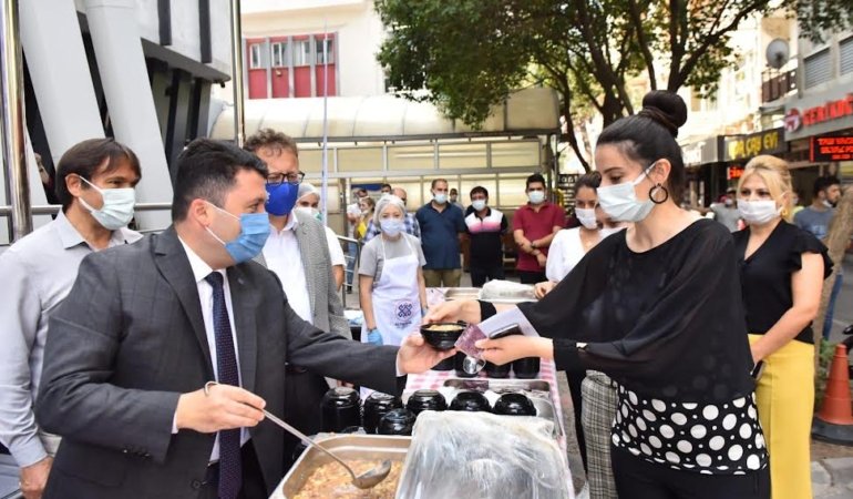 BAŞKAN AVCI’DAN VATANDAŞLARA AŞURE İKRAMI