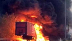 Klima yüklü TIR’ın dorsesi alev alev yandı