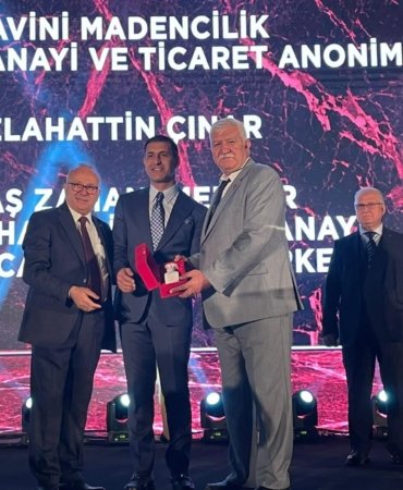 RAVİNİ’YE ÇİFTE ÖDÜL