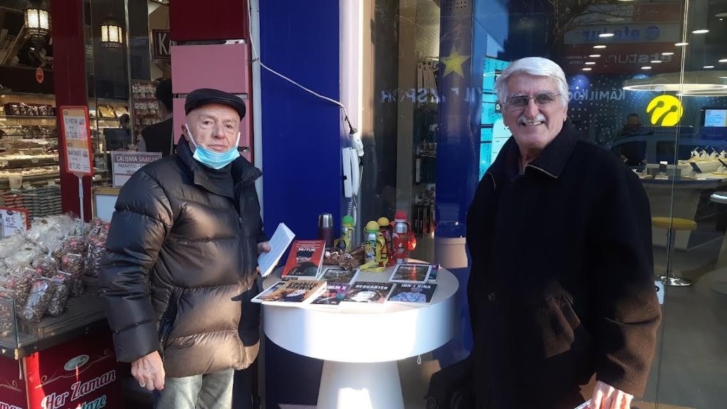 85 yaşında ama çocukların yanında!