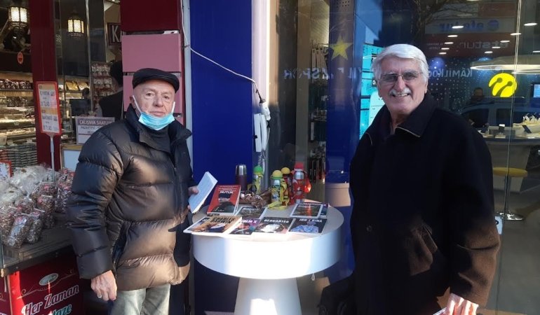 85 yaşında ama çocukların yanında!