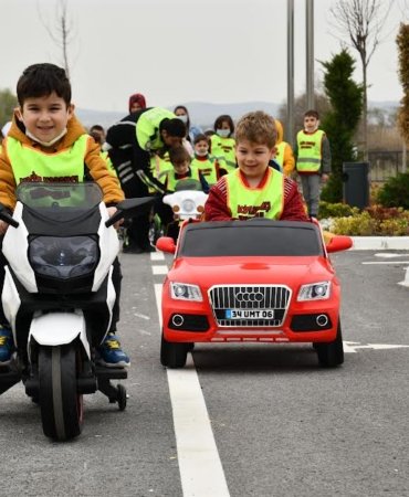 DİKKAT DİREKSİYONDA ÇOCUKLAR VAR