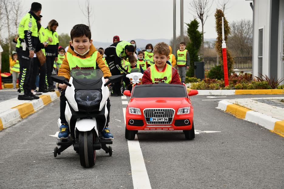 DİKKAT DİREKSİYONDA ÇOCUKLAR VAR