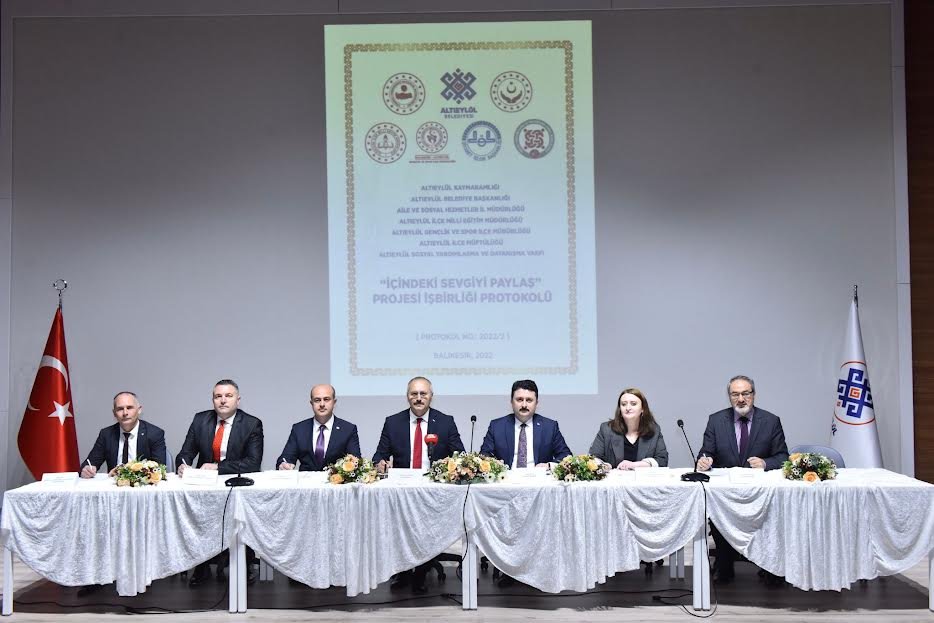 İÇİNDEKİ SEVGİYİ PAYLAŞ