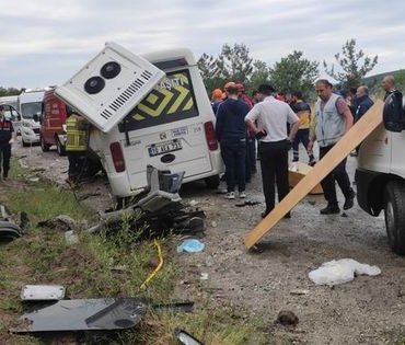 BALIKESİR’DE KATLİAM GİBİ KAZA: 8 ölü, 11 yaralı