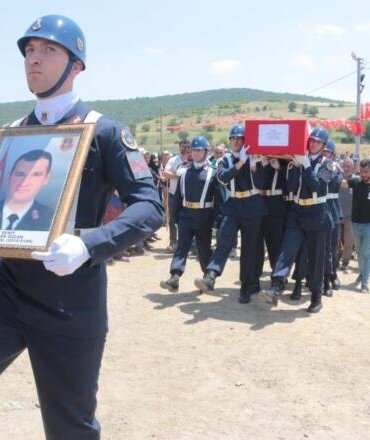 ŞEHİDİMİZİ GÖZYAŞLARIYLA UĞURLADIK