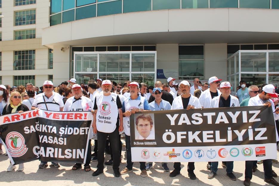 SAĞLIK EMEKÇİLERİNDEN SON DÖNEMİN EN BÜYÜK EYLEMİ