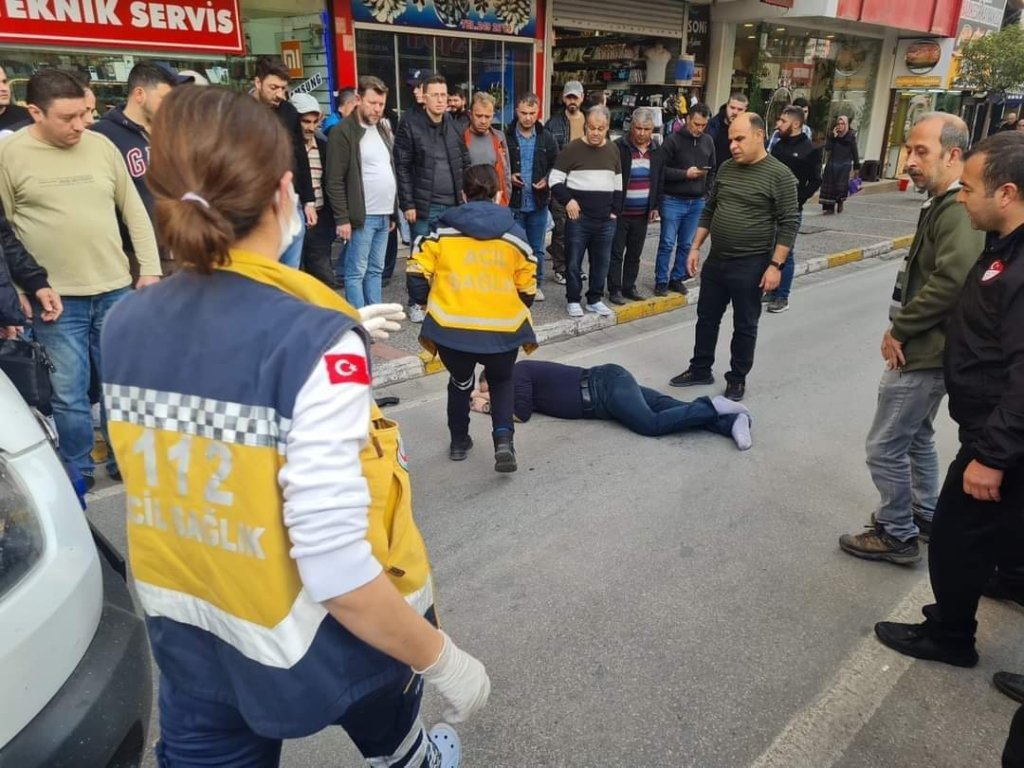 KIZILAY CADDESİNDE BİR KİŞİ ÜST DAİREDEN AŞAĞI CADDEYE DÜŞTÜ
