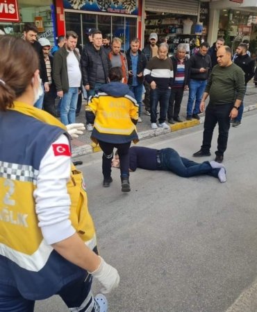 KIZILAY CADDESİNDE BİR KİŞİ ÜST DAİREDEN AŞAĞI CADDEYE DÜŞTÜ