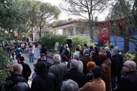 AYVALIK'TAKİ EVİNİN ÖNÜNDE ANILDI