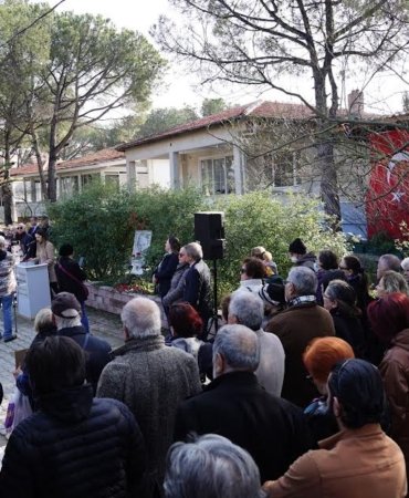 AYVALIK'TAKİ EVİNİN ÖNÜNDE ANILDI
