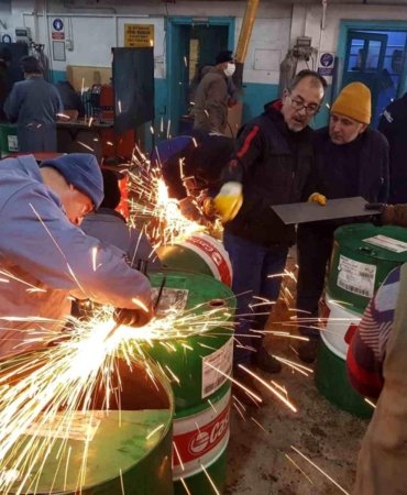 ogretmenler_depremzedeler_icin_soba_uretiyor_15616766_amp