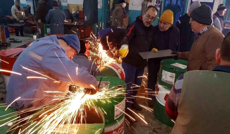 ogretmenler_depremzedeler_icin_soba_uretiyor_15616766_amp