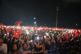 100 BİNLERCE GENÇ KONSERLERE AKIN ETTİ