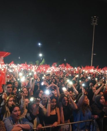 100 BİNLERCE GENÇ KONSERLERE AKIN ETTİ