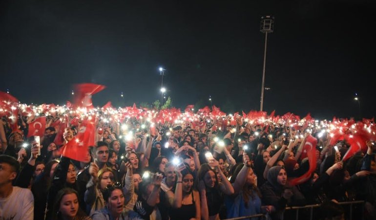 100 BİNLERCE GENÇ KONSERLERE AKIN ETTİ
