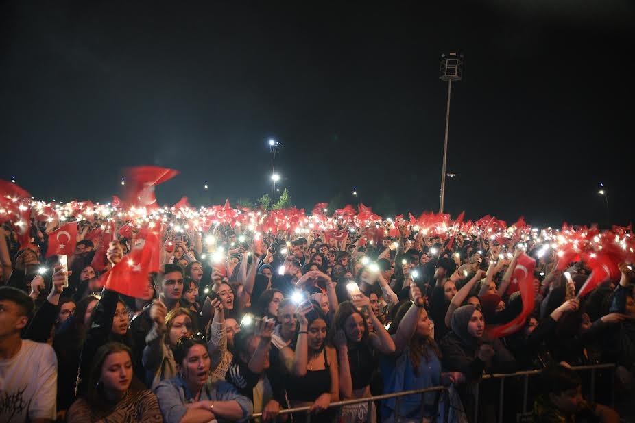 100 BİNLERCE GENÇ KONSERLERE AKIN ETTİ