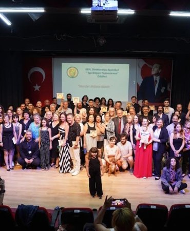 AYVALIK BELEDİYE TİYATROSU’NA İKİ ÖDÜL DAHA