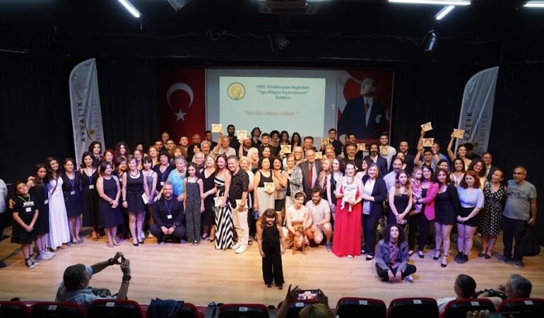 AYVALIK BELEDİYE TİYATROSU’NA İKİ ÖDÜL DAHA