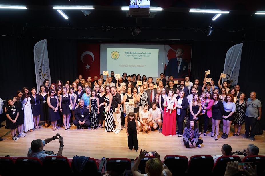 AYVALIK BELEDİYE TİYATROSU’NA İKİ ÖDÜL DAHA