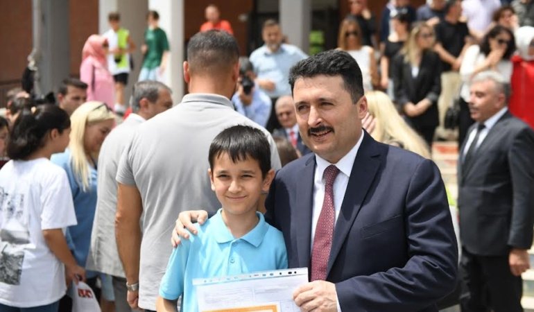 BAŞKAN AVCI ÇOCUKLARIN KARNE HEYECANINA ORTAK OLDU