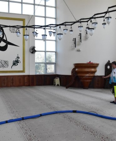 BÜYÜKŞEHİR'DEN CEMEVİ VE CAMİ TEMİZLİĞİ