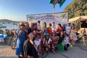 SÜSLÜ KADINLAR AYVALIK'TA YOLLARA DÜŞTÜ