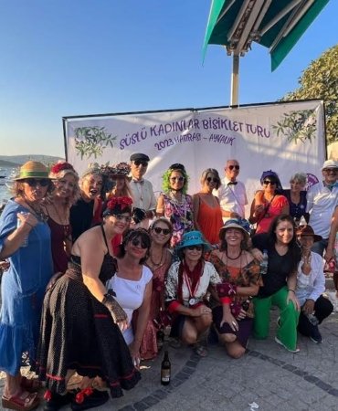 SÜSLÜ KADINLAR AYVALIK'TA YOLLARA DÜŞTÜ