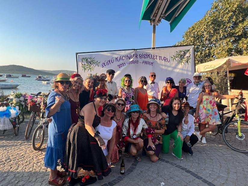 SÜSLÜ KADINLAR AYVALIK'TA YOLLARA DÜŞTÜ