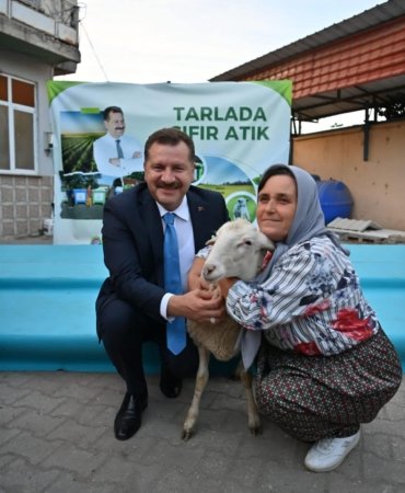 TARLADAKİ ATIKLAR KUZUYA DÖNÜŞÜYOR