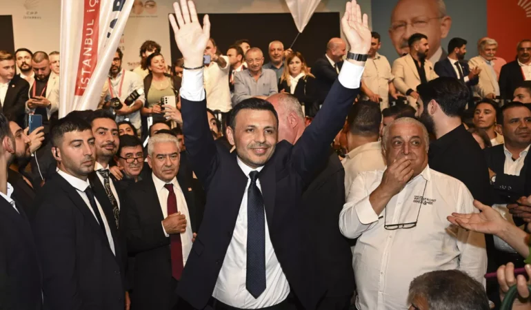 CHP İSTANBUL İL BAŞKANI ÖZGÜR ÇELİK OLDU