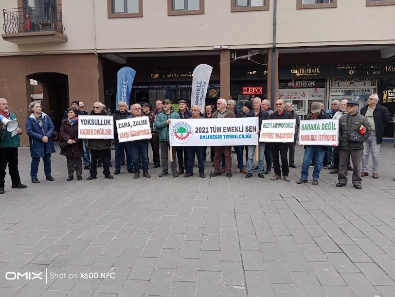 EMEKLİLER MEYDANA İNDİ