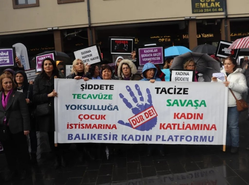 KADINLAR BİR 25 KASIM'DA DAHA ŞİDDETE KARŞI ALANLARDAYDILAR