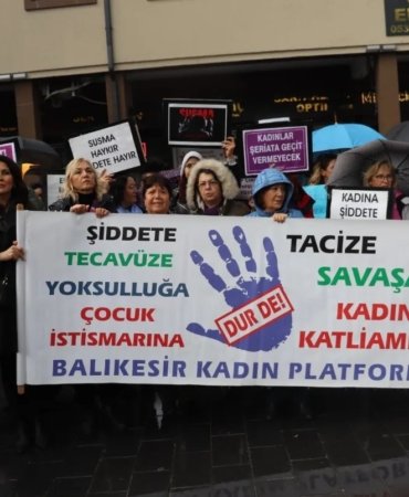KADINLAR BİR 25 KASIM'DA DAHA ŞİDDETE KARŞI ALANLARDAYDILAR