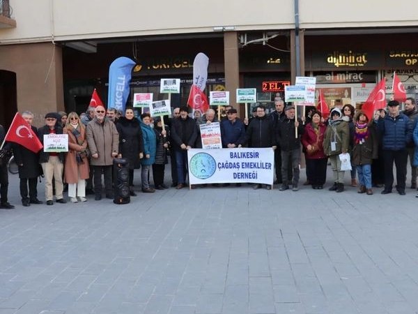 EMEKLİLERDE BIÇAK KEMİKTE