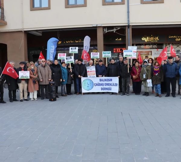 EMEKLİLERDE BIÇAK KEMİKTE