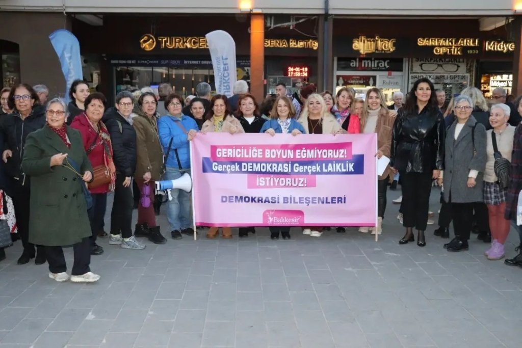 KADINLAR, ANAYASAL LAİK,DEMOKRATİK HUKUKDEVLETİ İLKELERİNE SAHİP ÇIKACAK