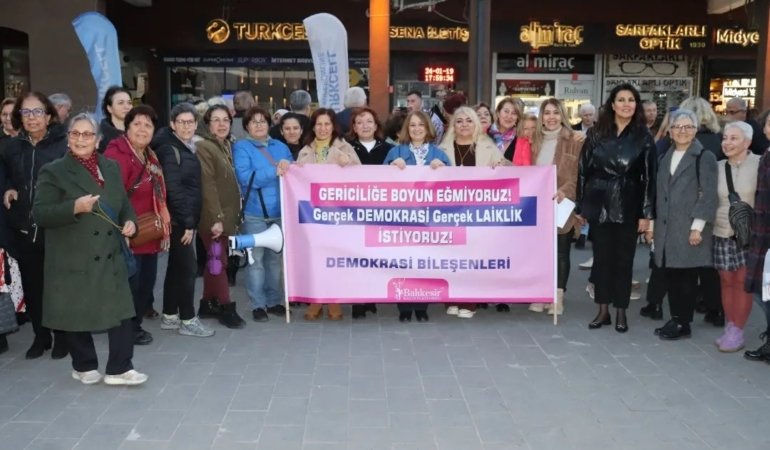 KADINLAR, ANAYASAL LAİK,DEMOKRATİK HUKUKDEVLETİ İLKELERİNE SAHİP ÇIKACAK