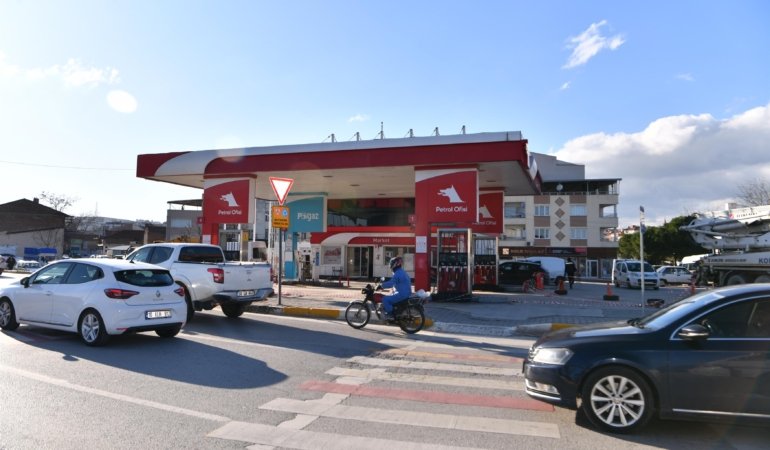 Karesi Petrol Ofisi yıkılıyor, Çay Deresi bitiyor!