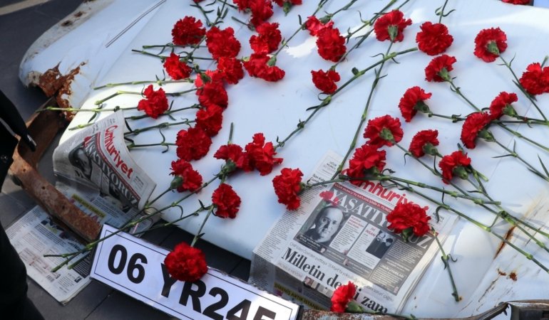 UĞUR MUMCU BALIKESİR’DE KİTLESEL TÖRENLE ANILDI