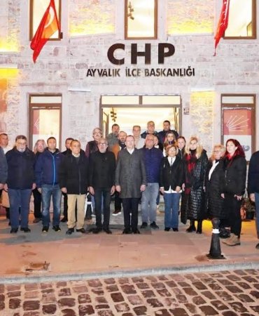 AYVALIK’TA CHP’LİLERDEN “6 ŞUBAT DEPREMİ” NÖBETİ