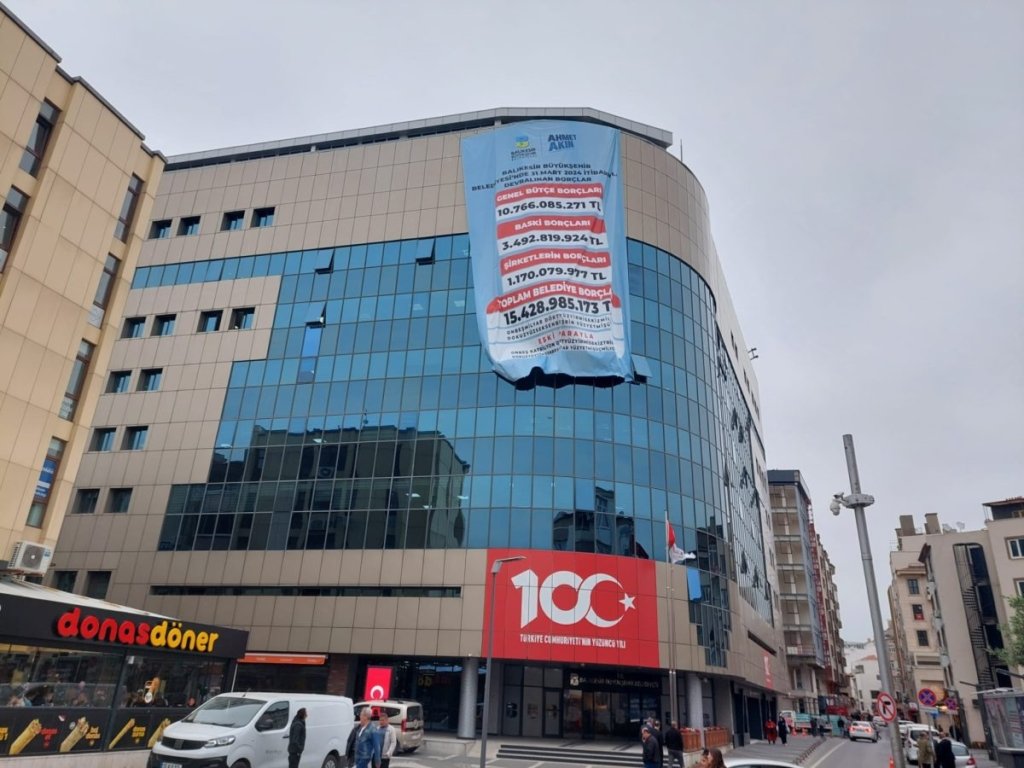 Yücel Yılmaz’dan kalan borç dökümü Büyükşehir binasına asıldı