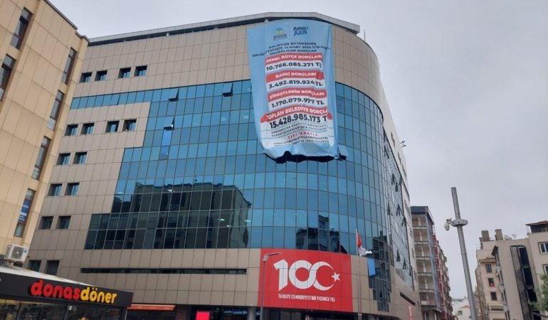 Yücel Yılmaz’dan kalan borç dökümü Büyükşehir binasına asıldı