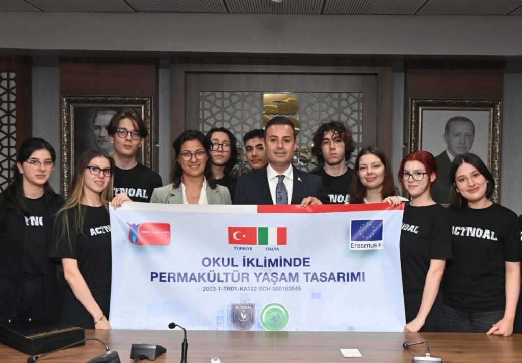 AKIN'DAN GENÇLERE TAM DESTEK