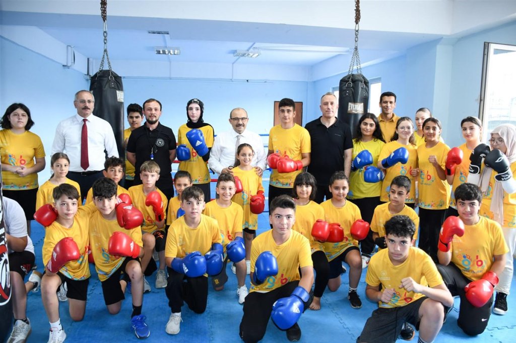 Vali Ustaoğlu, GSB Spor Okullarında Genç Sporcuları Ziyaret Etti