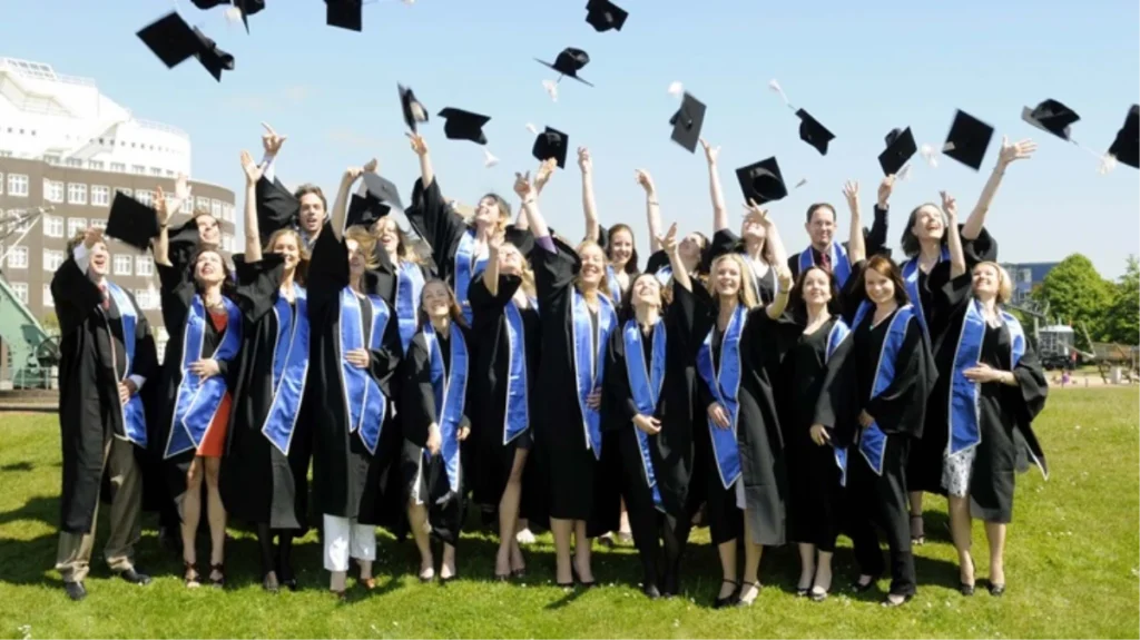 Mezuniyet töreni öncesi üniversiteden yapılan ”topuklu ayakkabı” duyurusu infiale yol açtı