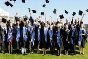 Mezuniyet töreni öncesi üniversiteden yapılan ”topuklu ayakkabı” duyurusu infiale yol açtı